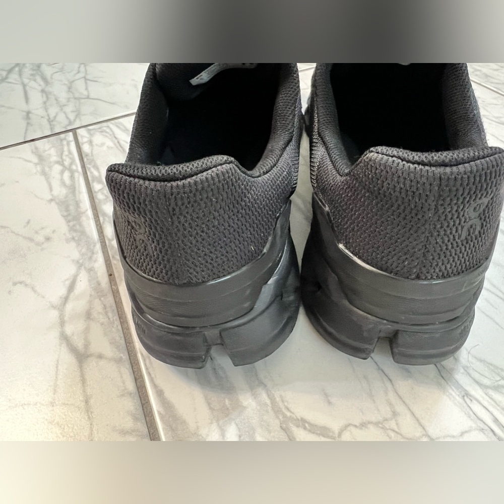 On Running - Picture 2 of 6